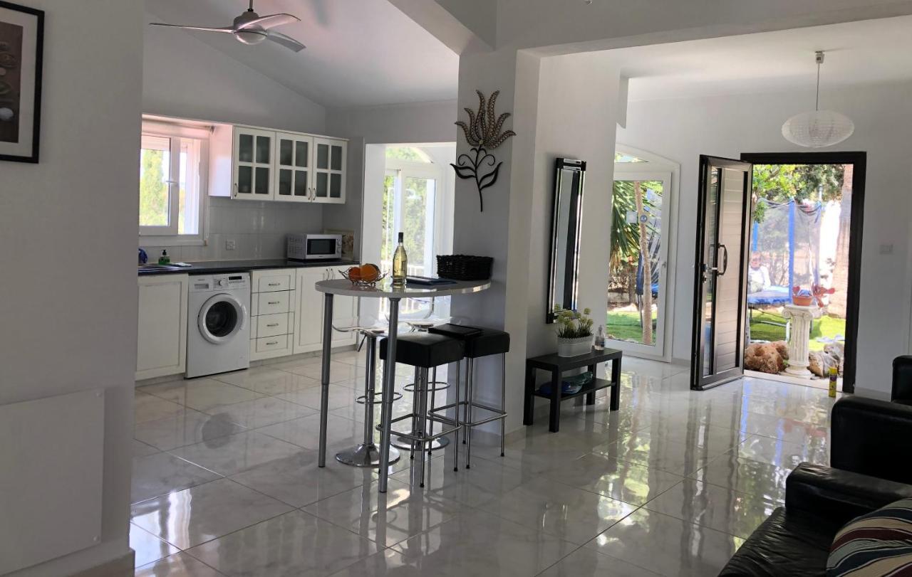 Villa Neyla Four Bedroom Coral Bay Beach Front Exteriér fotografie