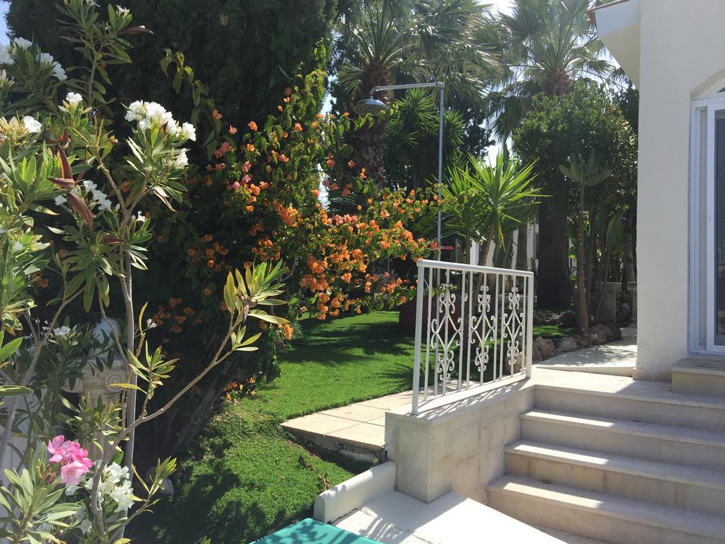 Villa Neyla Four Bedroom Coral Bay Beach Front Exteriér fotografie